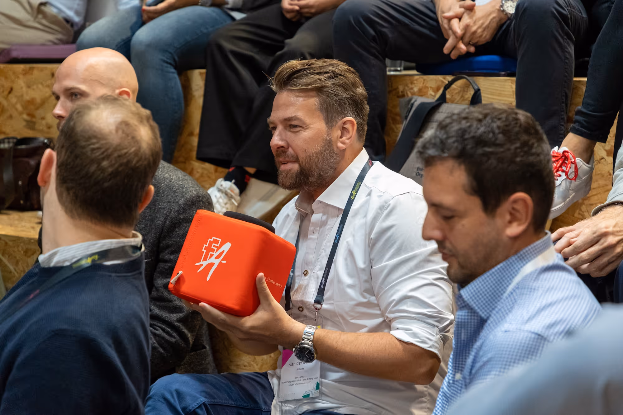 Personen beim Commerce Impact Forum stellen Fragen